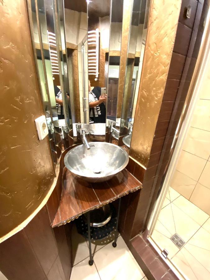 Квартира Подобово На Площі Ринок 39 Сам Центр Львова Exteriör bild