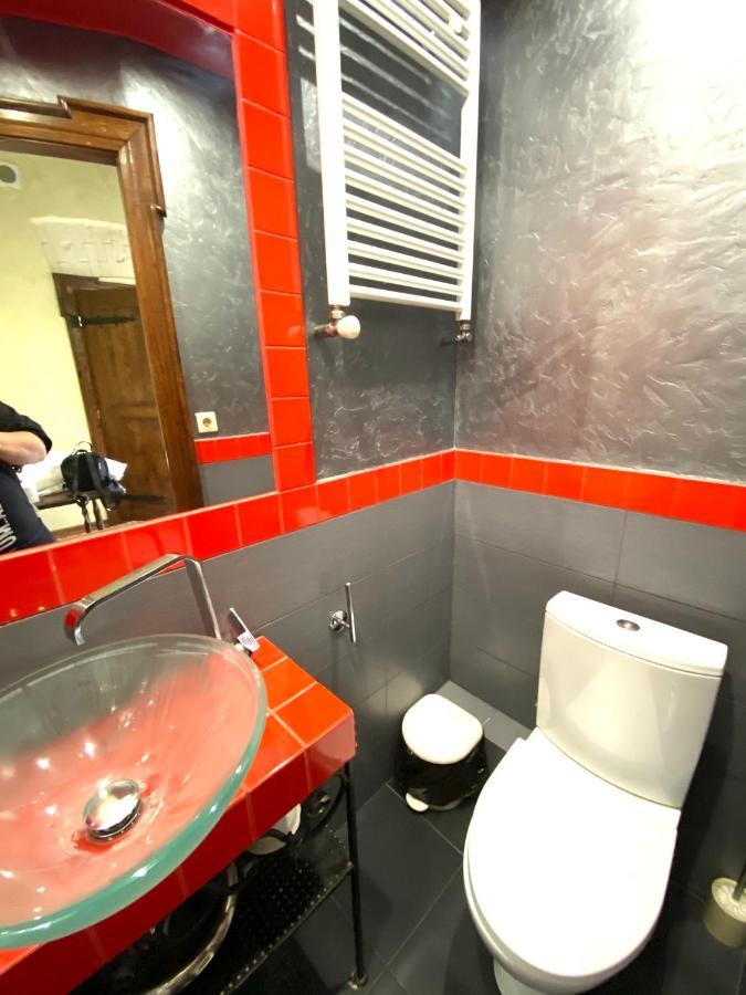 Квартира Подобово На Площі Ринок 39 Сам Центр Львова Exteriör bild